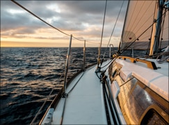 Trousse de secours NAVIRE DE PLAISANCE (FAR 1751 FLO). Grâce à sa composition règlementée, répondant à l’article 240-2.058 du 6 mai 2019 fixant les éléments obligatoires exigés dans les navires naviguant entre 6 milles et au-delà, d’un abri, cette trousse en PVC imperméable, contient tout le nécessaire permettant de soigner.