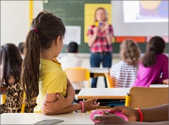 Trousse de secours ÉCOLE (TRO 2760 ECO).Grâce à sa composition respectant le “Protocole national sur l’organisation des soins et des urgences, dans les écoles et les établissements publics locaux d’enseignement”, cette trousse ECOLE permet de soigner et de protéger.